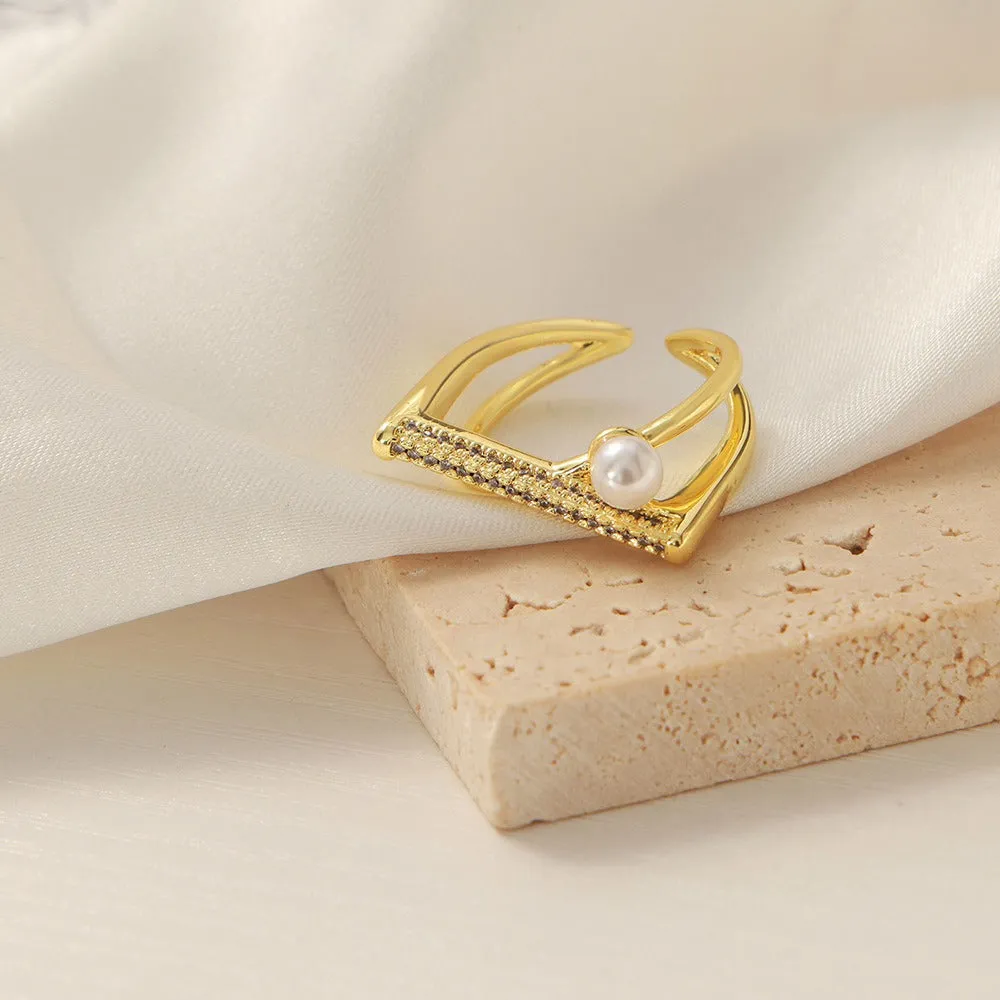 18K gold simple and elegant geometric inlaid zircon and pearl design ring